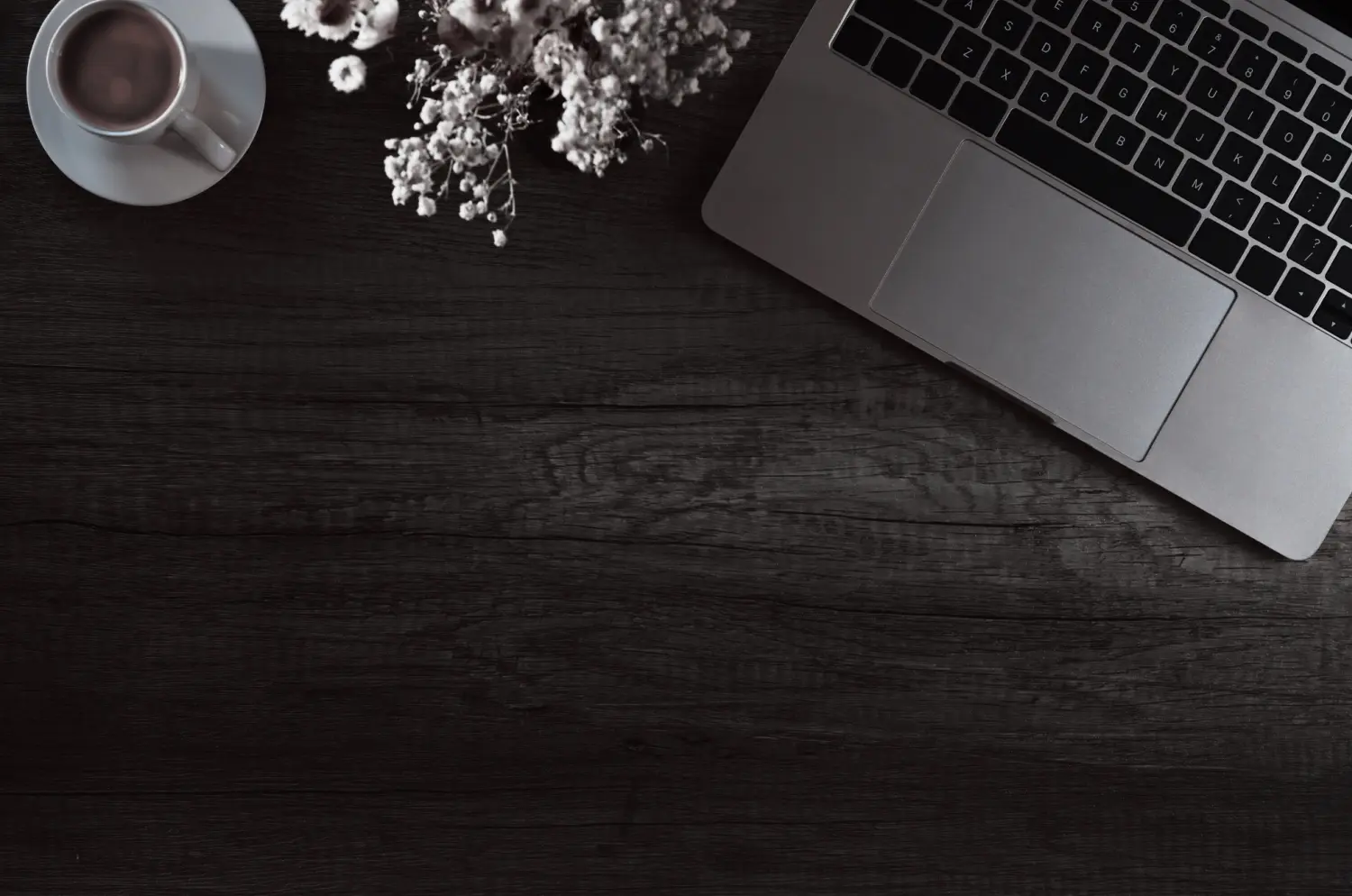 officeS/K Real Estate Consulting – Laptop auf dem Schreibtisch